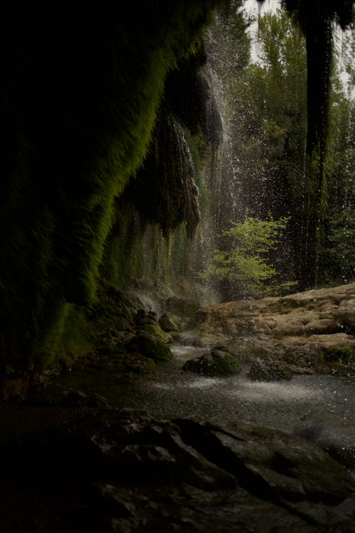 Free A serene waterfall cascading through lush greenery in Antalya, Türkiye. Stock Photo