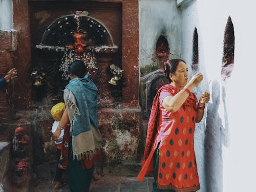 Безкоштовне стокове фото на тему «Вівтар, жінки, індійська культура»