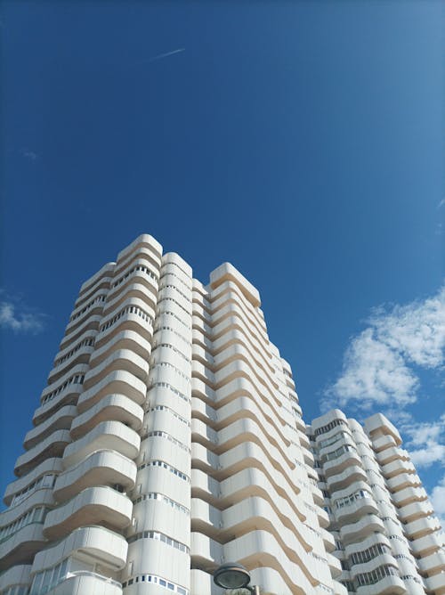 Foto profissional grátis de arquitetura contemporânea, arranha-céus, céu azul