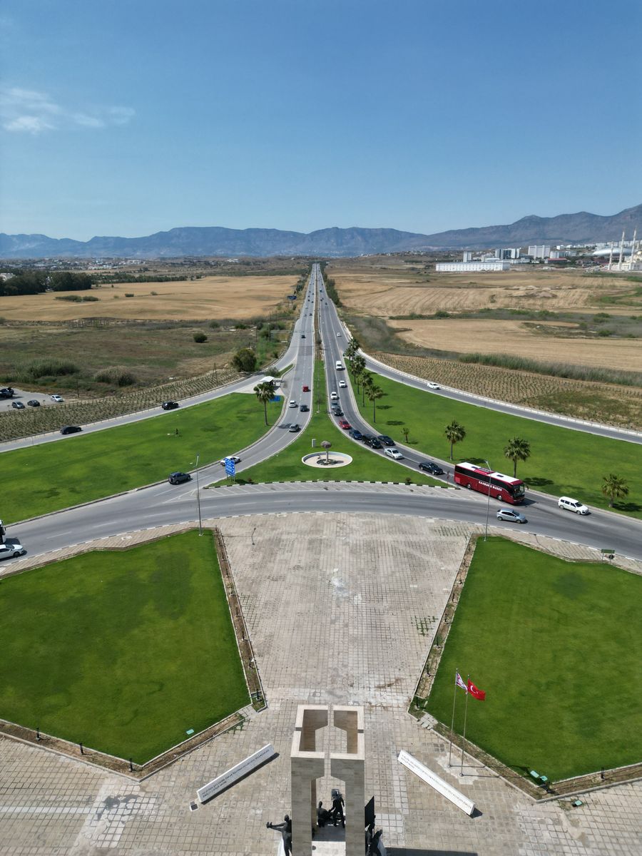 Vedere aeriană a unui sens giratoriu și o autostradă