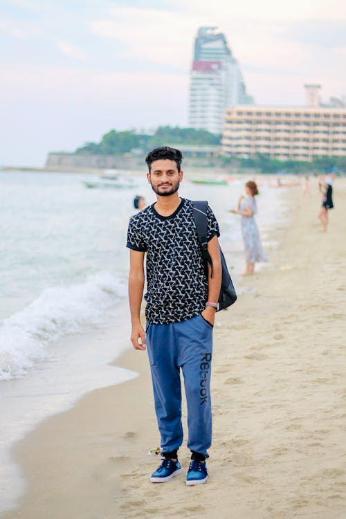 Uśmiechnięty Mężczyzna Stojący Na Plaży