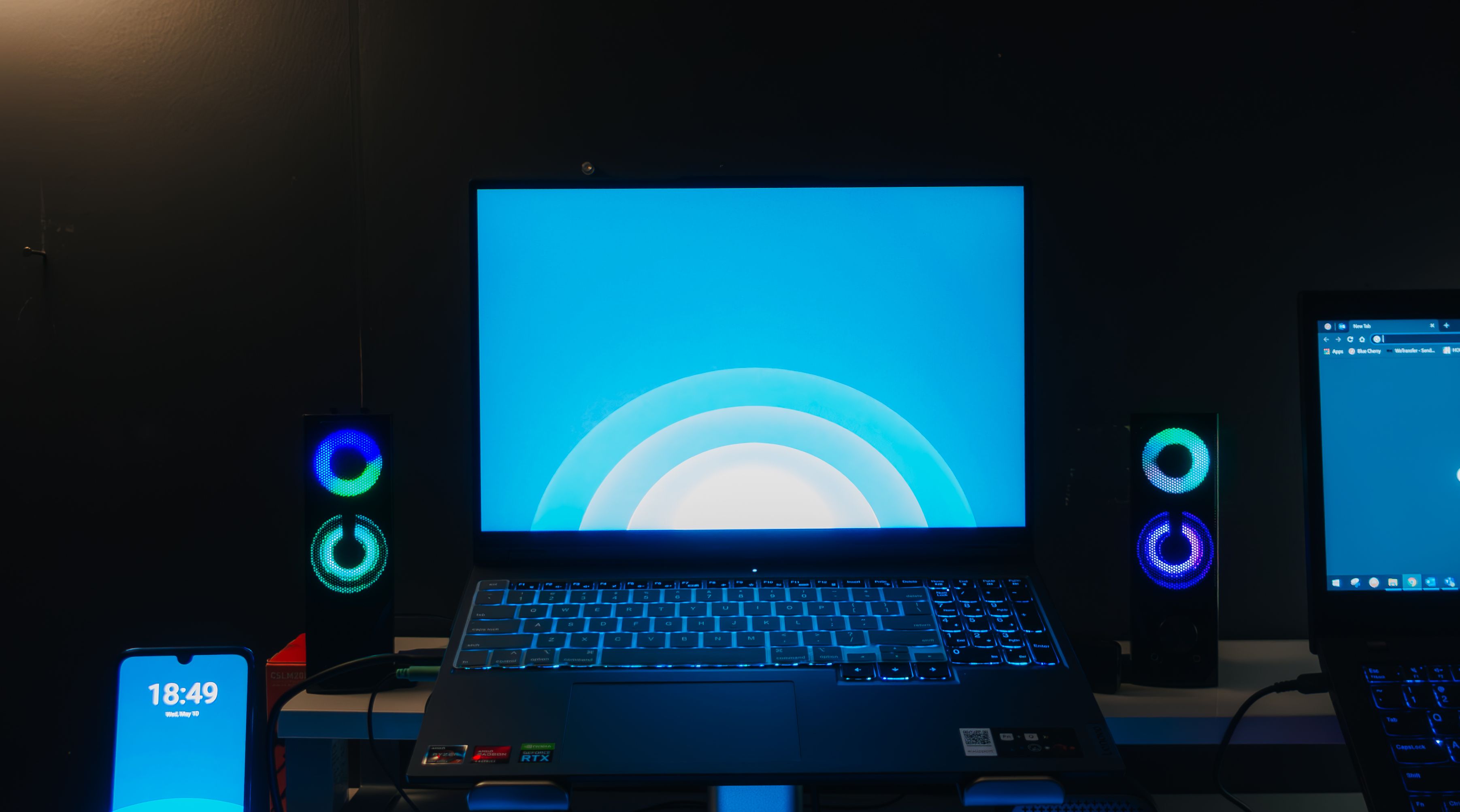 Laptop z dodatkowym przenośnym ekranem