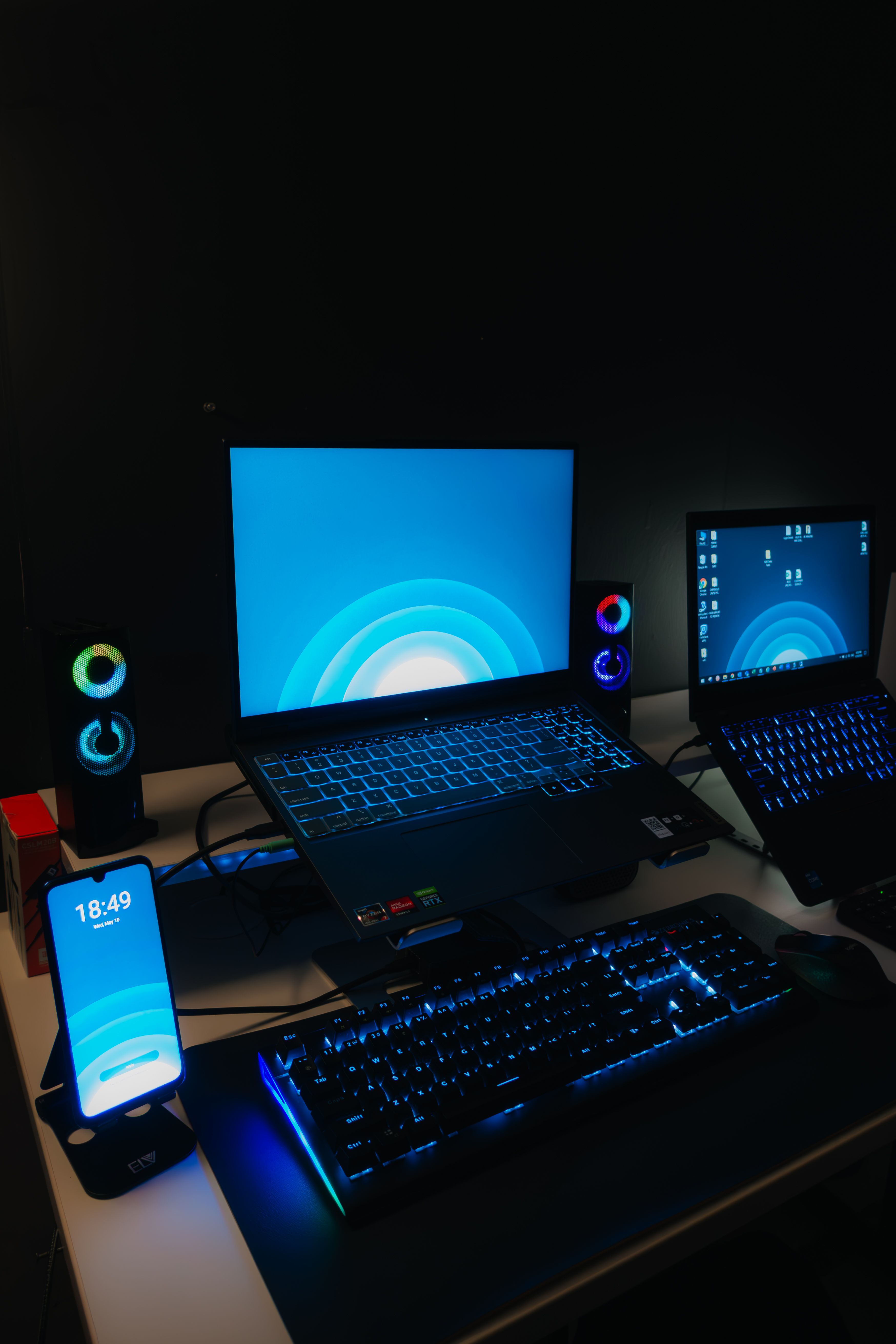 Gratis stockfoto met afstandswerk, blauw licht, computer Stockfoto