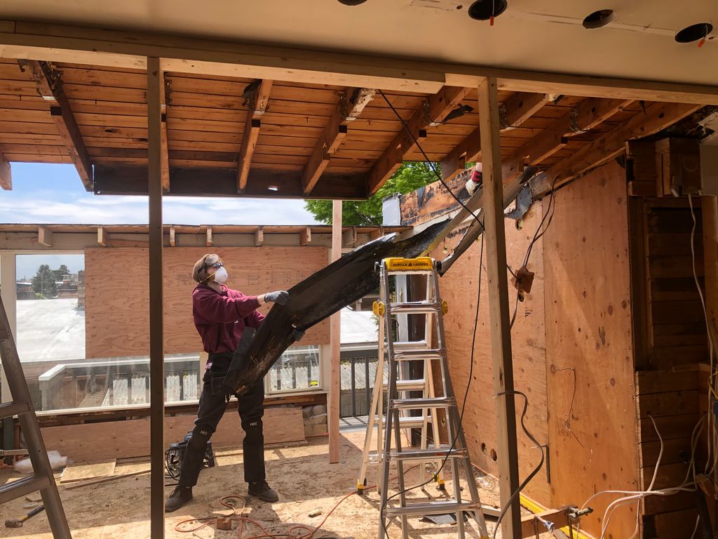 Un trabajador realizando una reforma integral en una vivienda.