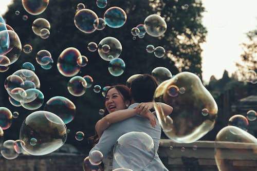 Foto profissional grátis de abraçando, bolhas, casal