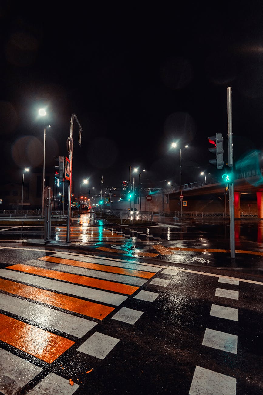 Empty Road during Nighttime · Free Stock Photo