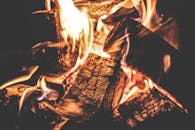 营火充满活力，燃烧的木材和鲜艳的火焰非常适合户外或舒适主题