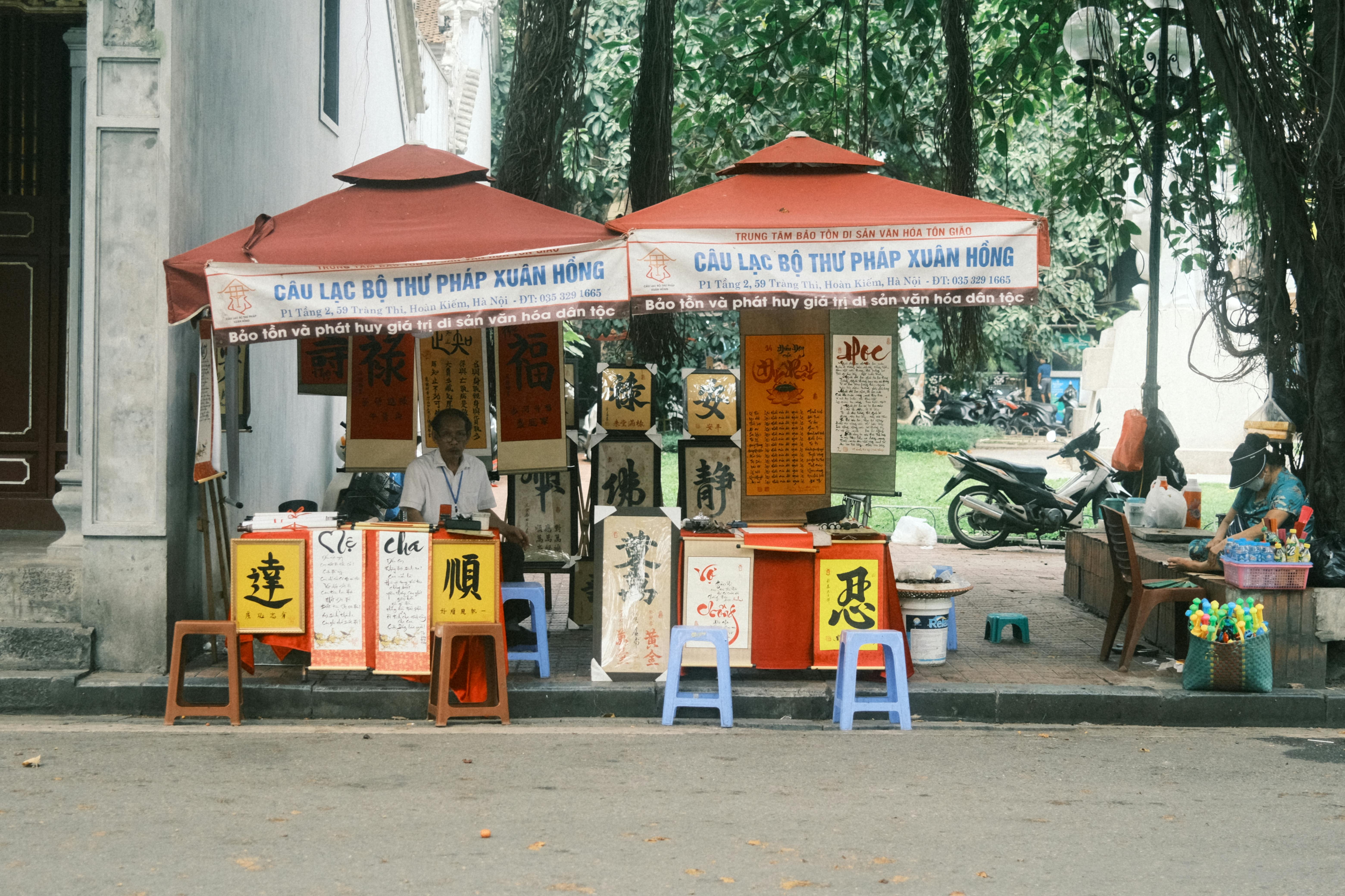 Market Stand in the Street Free Stock Photo