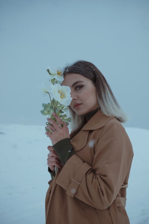 Fotos de stock gratuitas de abrigo, flor, mujer