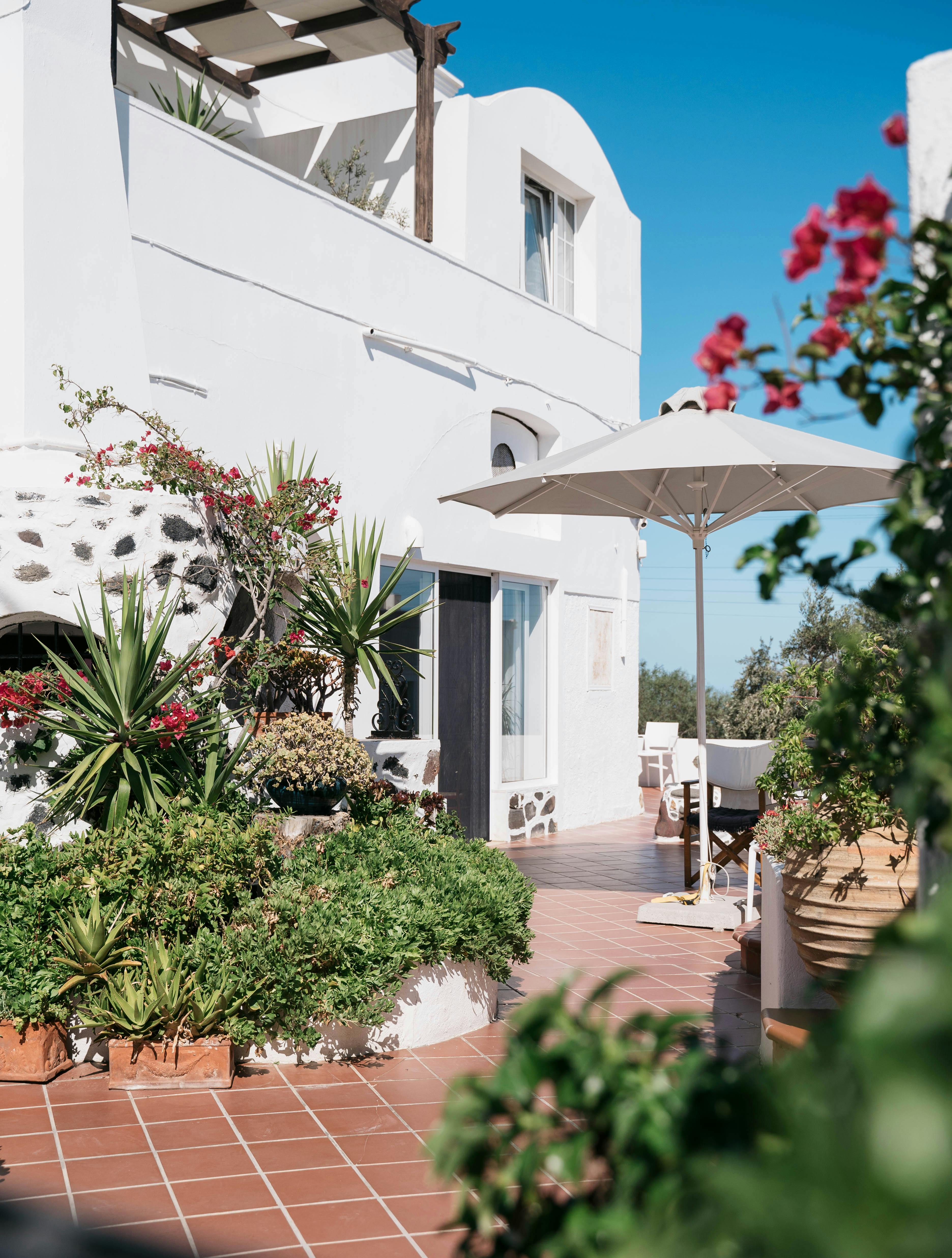 Foto de stock gratuita sobre alquiler de vacaciones, ambiente tranquilo, arquitectura, arquitectura griega, baldosas de terracota, buganvilla, casa blanca, casa de vacaciones, centro turístico, cielo azul, colores vibrantes, cyclades, destino de viaje,