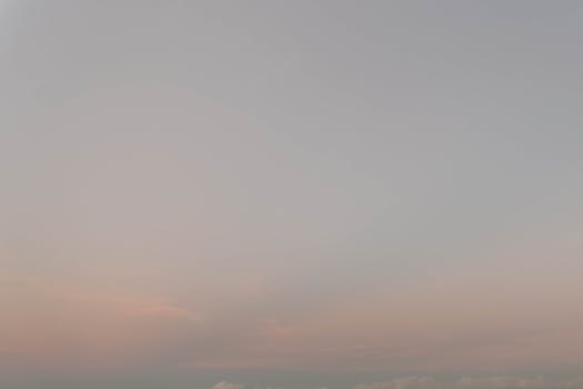 宁静柔和的天空下，云层捕捉到了户外日落的宁静之美