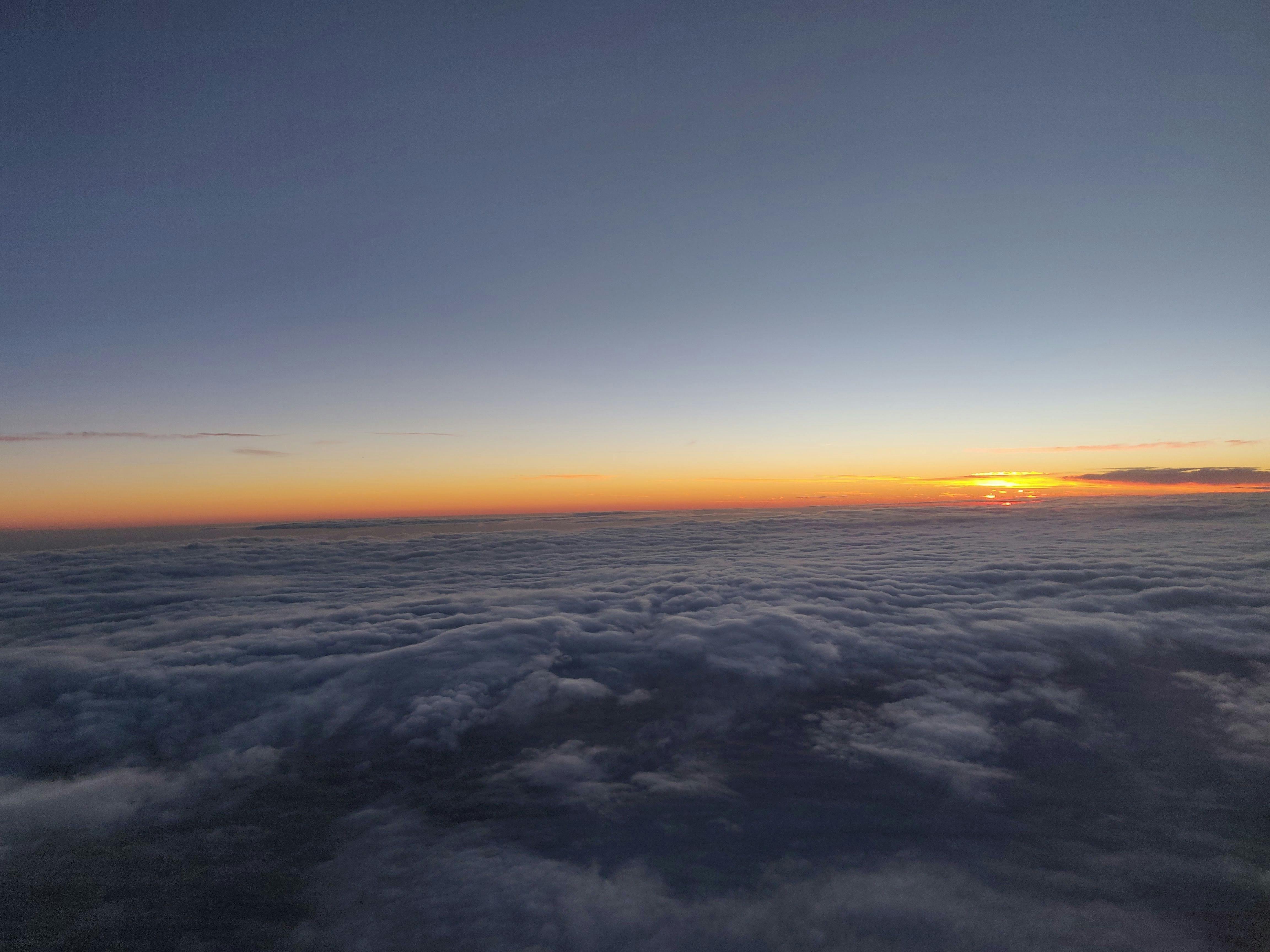 雲の上の日の出の無料の写真素材