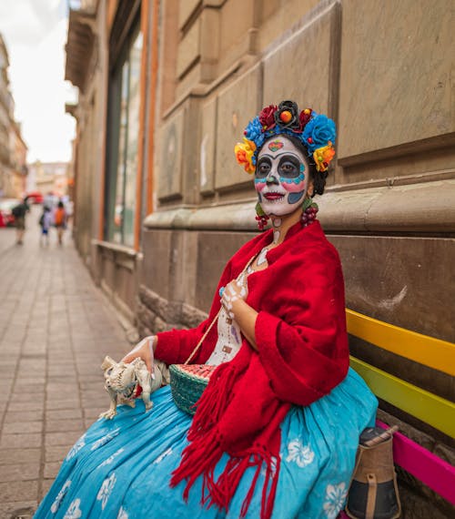 Fotos de stock gratuitas de baile de máscaras, calle, calles de la ciudad