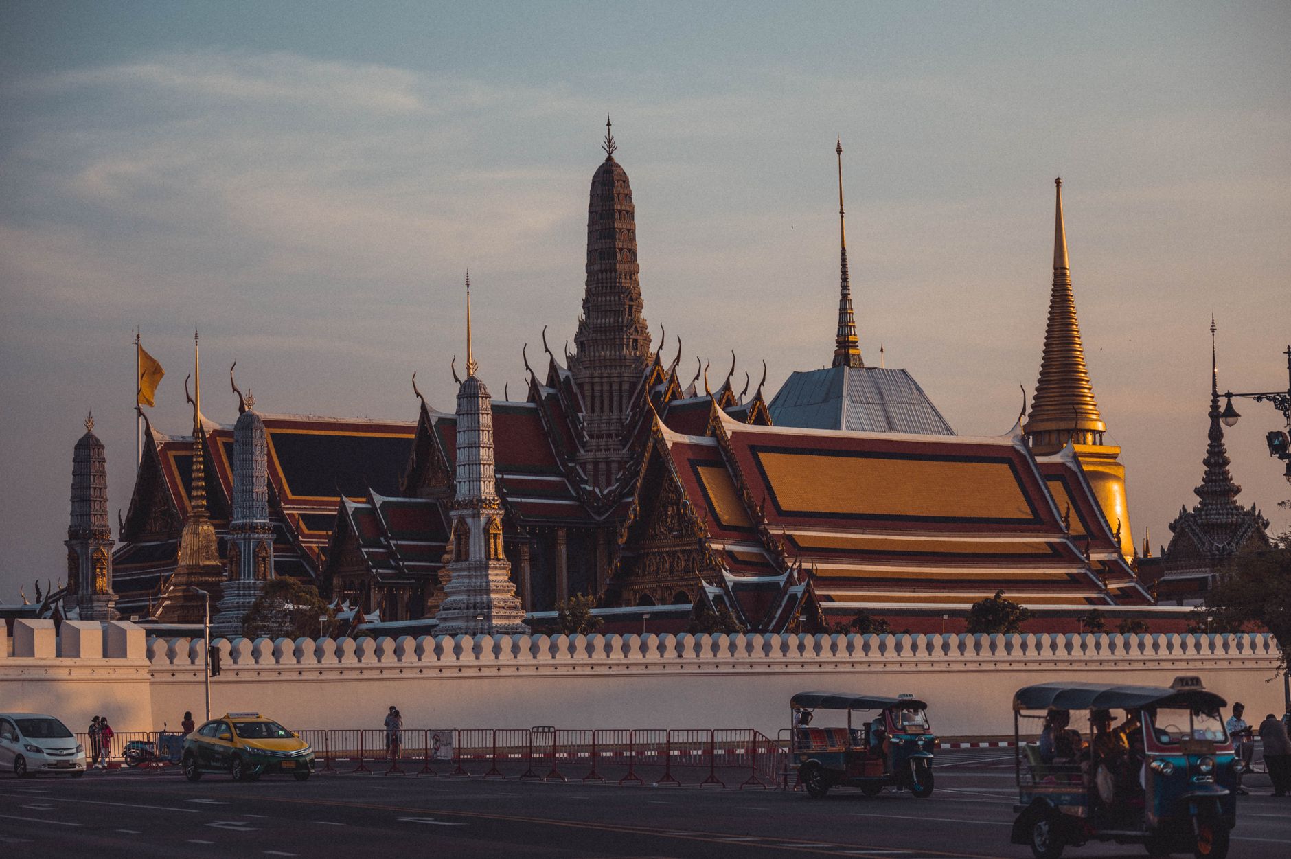 Temple thaïlandais au coucher du soleil