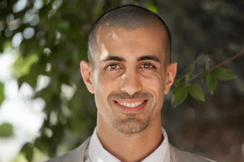 Free Confident businessman smiling outdoors in a professional portrait setting. Ideal for business and lifestyle themes. Stock Photo