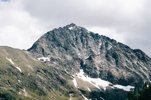 Montaña Gris Y Verde