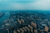 黄昏时分，俯瞰广州的城市景观，可见摩天大楼与河流