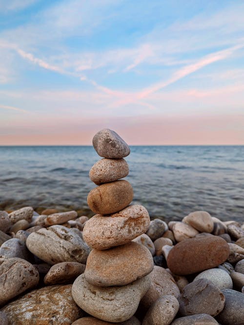 Foto profissional grátis de cairn, costa, horizonte