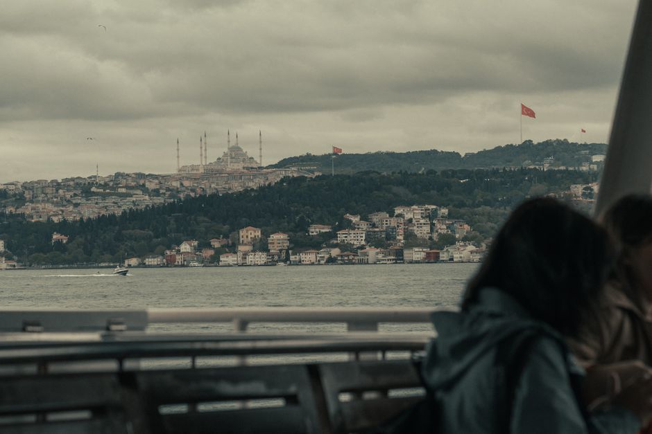 Turkish Actors Emin Günenç and İlsu Demirci Discuss Global Reach of Arafta