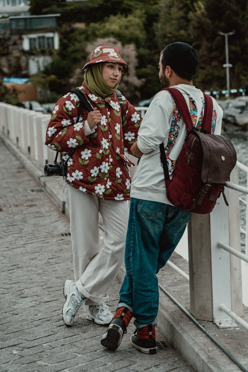 Gratis stockfoto met backpack, camera, hijab