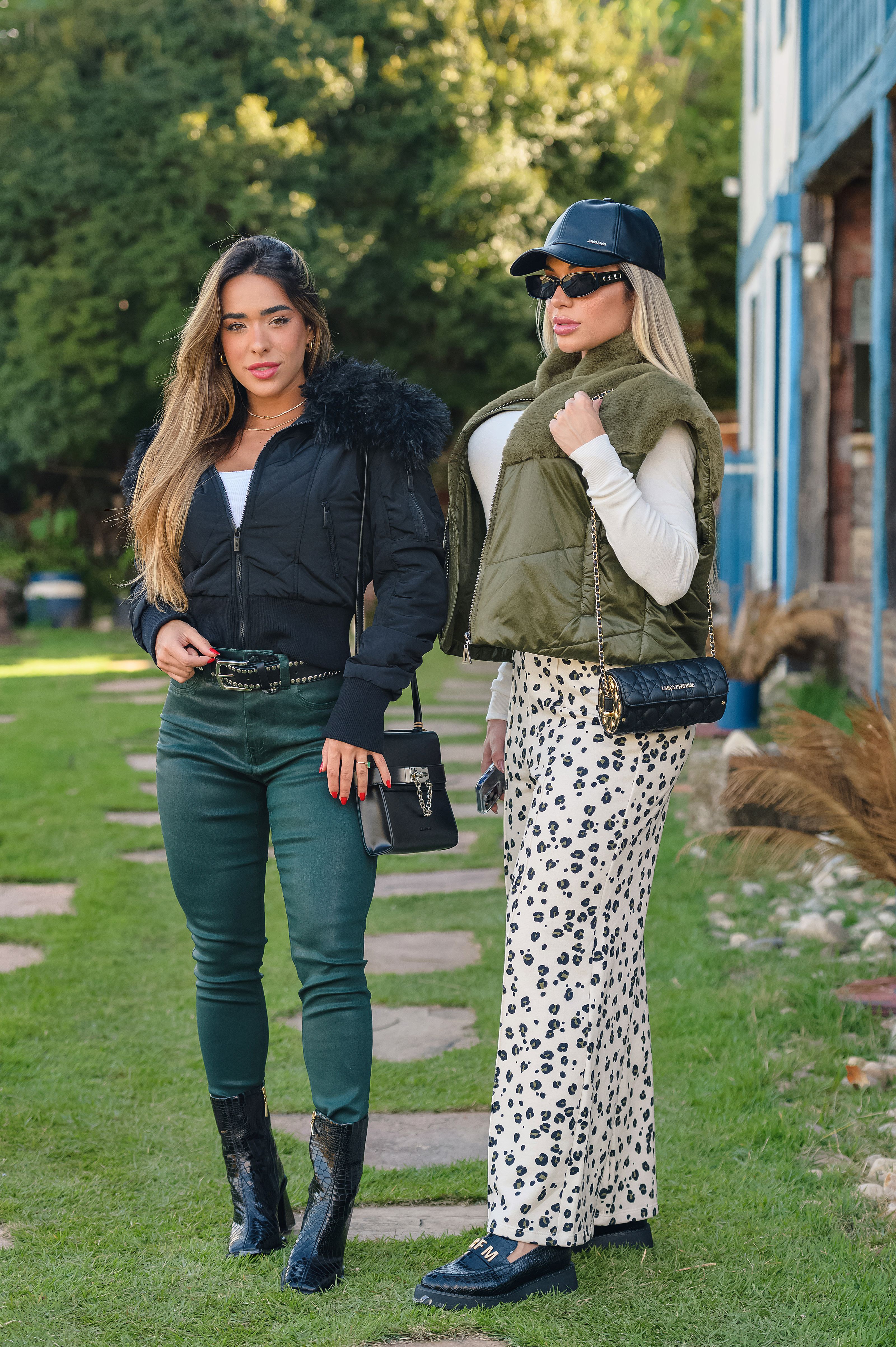 Duas mulheres exibindo moda ao ar livre moderna com acessórios estilosos.