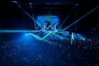 夜总会里充满活力，人群在狂欢派对上欣赏着绚丽的灯光表演