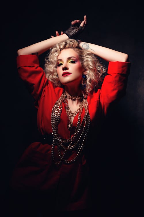 Základová fotografie zdarma na téma blond, černé pozadí, červené oblečení