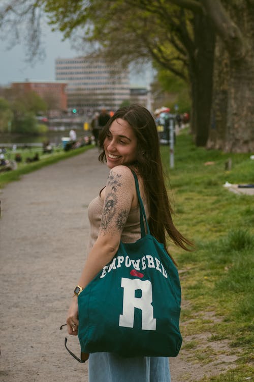 Foto profissional grátis de alforje, cabelo castanho, cabelo comprido