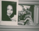 一张复古黑白图像，展现了德克萨斯州沃斯堡的宝丽来和相机反射