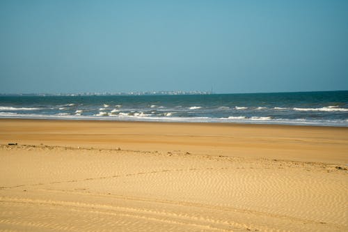 Бесплатное стоковое фото с берег, волны, голубое небо