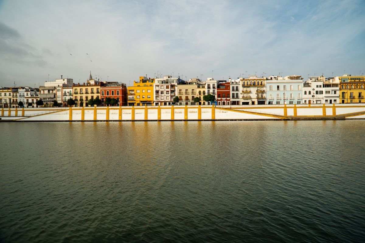 Unde te cazezi în Sevilla - casele de pe malul râului în cartierul Triana