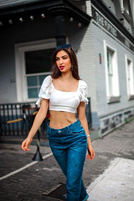maniche a sbuffo e jeans larghi, ho passato tutto il pomeriggio in giro così ☀️
#lookdelgiorno #white #jeans #croptop