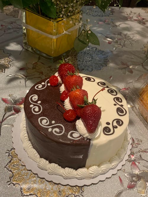 Gratis arkivbilde med jordbær kake, kake, kake dekorere