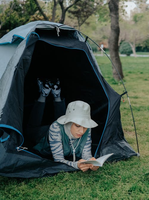 Kostnadsfri bild av ansikte, bok, camping