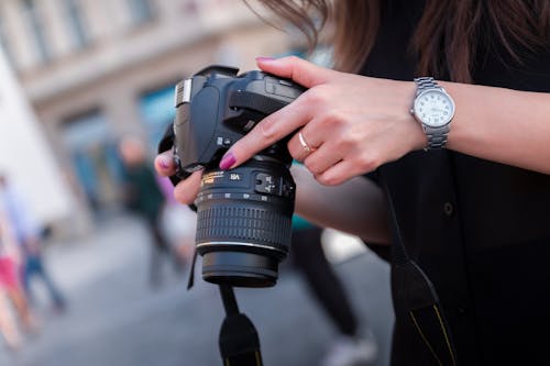 Mujer Sosteniendo Una Cámara Dslr Negra