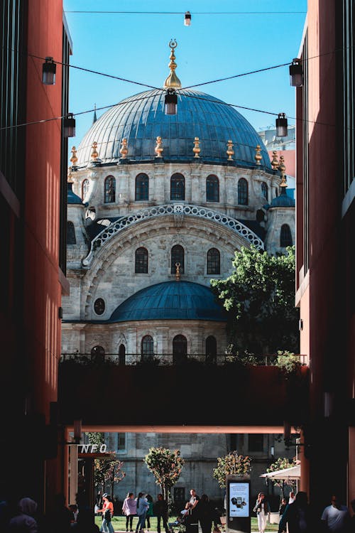 bina, cami, dikey atış içeren Ücretsiz stok fotoğraf