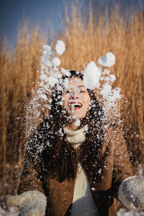 Gratuit Photo De Femme Jouant Avec De La Neige Photos