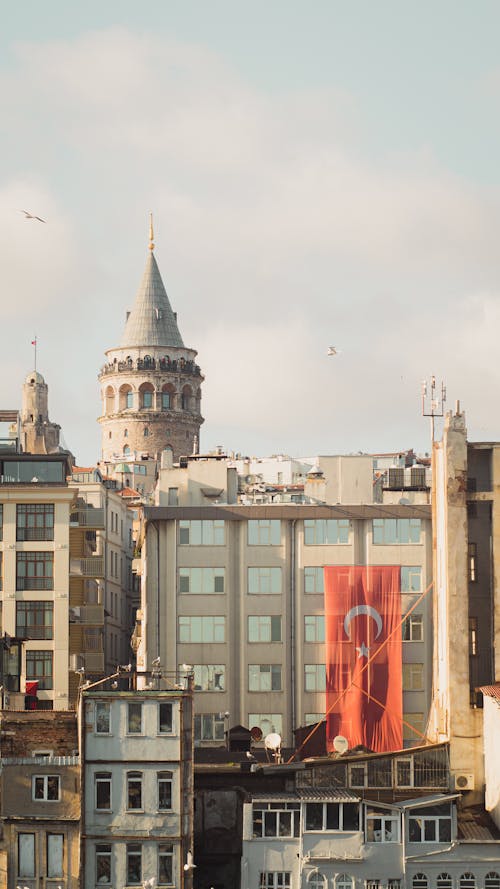 bayrak, binalar, dikey atış içeren Ücretsiz stok fotoğraf