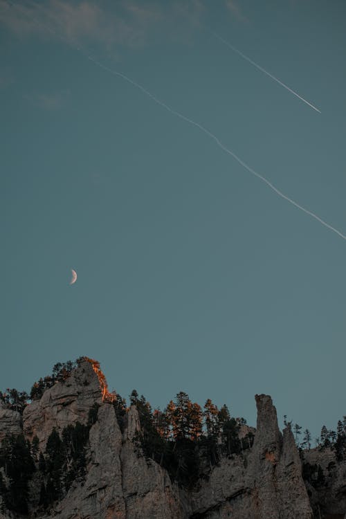 Fotobanka s bezplatnými fotkami na tému jasná obloha, modrá obloha, narušili