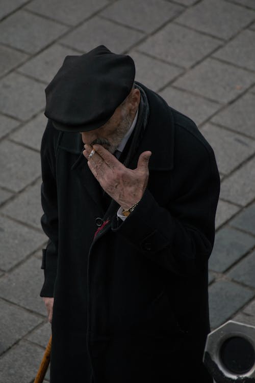 Immagine gratuita di anziano, camminando, cappotto nero