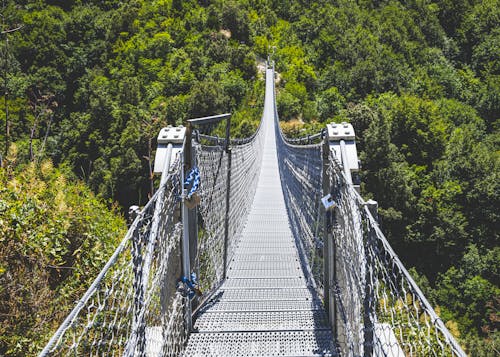 azalan perspektif, dağlar, metal içeren Ücretsiz stok fotoğraf