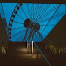 城市楼梯栏杆构成的夜间摩天轮低角度景观令人惊叹