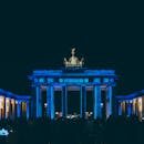 勃兰登堡门的蓝色灯光在柏林充满活力的城市景观中闪烁