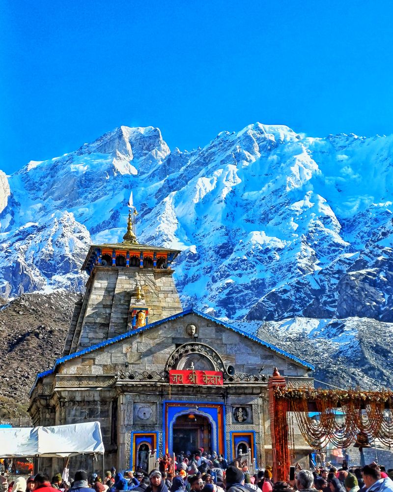 Badrinath temple with Neelkanth peak behind