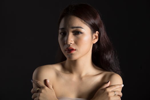 一幅引人注目的女性肖像，优雅而自信