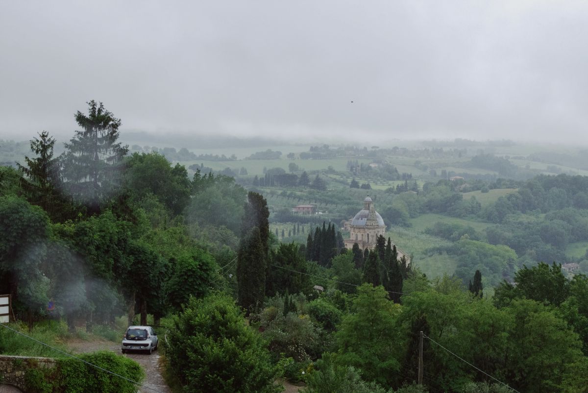 Vale plina de ceata, cu o cupola de biserica plutind in alb
