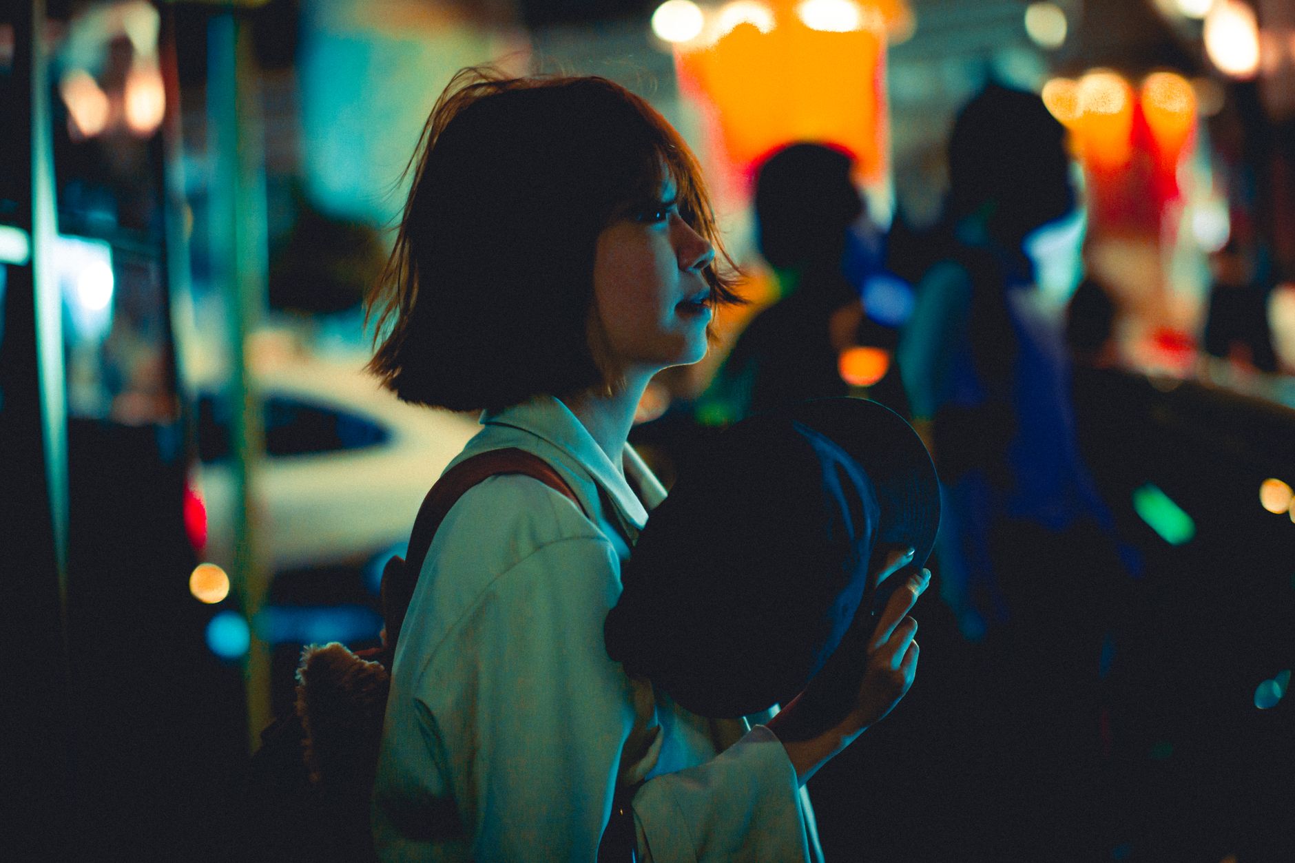 Cô gái trẻ suy ngẫm về một ngày đã qua, tìm kiếm sự bình yên nội tâm.