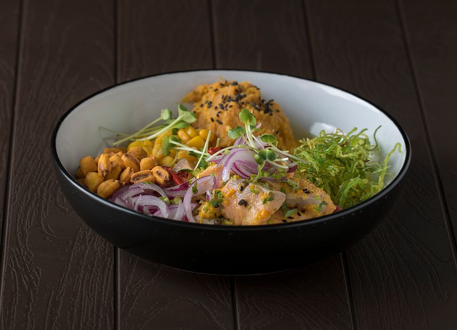 Fotomural Un delicioso tazón de pollo, verduras y granos con una presentación colorida.