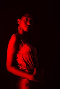 一幅引人注目的女性肖像，在大胆的红色灯光映衬下，营造出喜怒无常的氛围