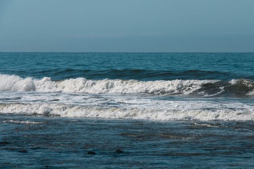 Free Captivating ocean scene with waves breaking under clear blue skies, perfect for seascape enthusiasts. Stock Photo